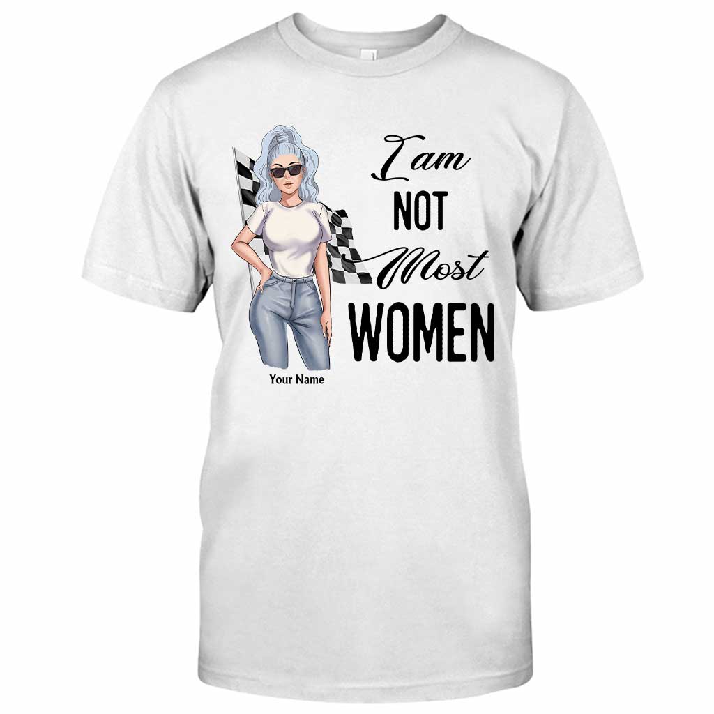 Ich bin nicht wie die meisten Frauen – Personalisiertes Renn-T-Shirt und Hoodie