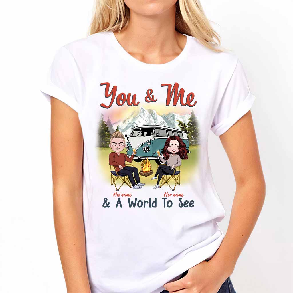Du & Ich und eine Welt zu entdecken – personalisiertes Camping-T-Shirt und Hoodie