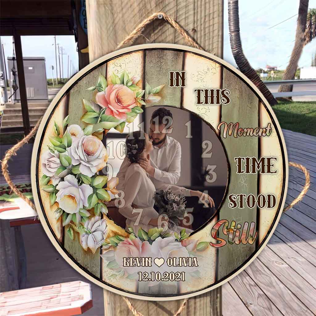 In diesem Moment stand die Zeit still – Personalisiertes rundes Holzschild für Paare