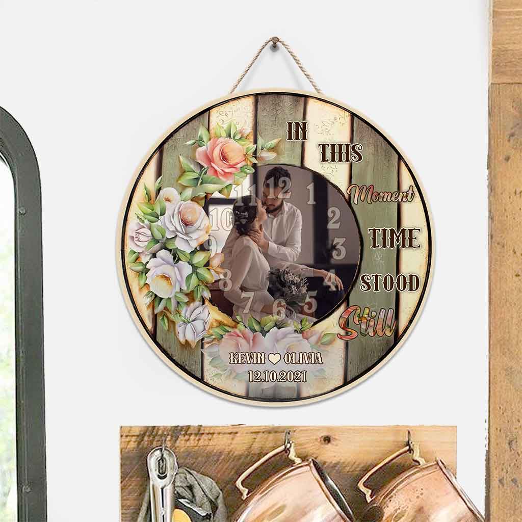 In diesem Moment stand die Zeit still – Personalisiertes rundes Holzschild für Paare