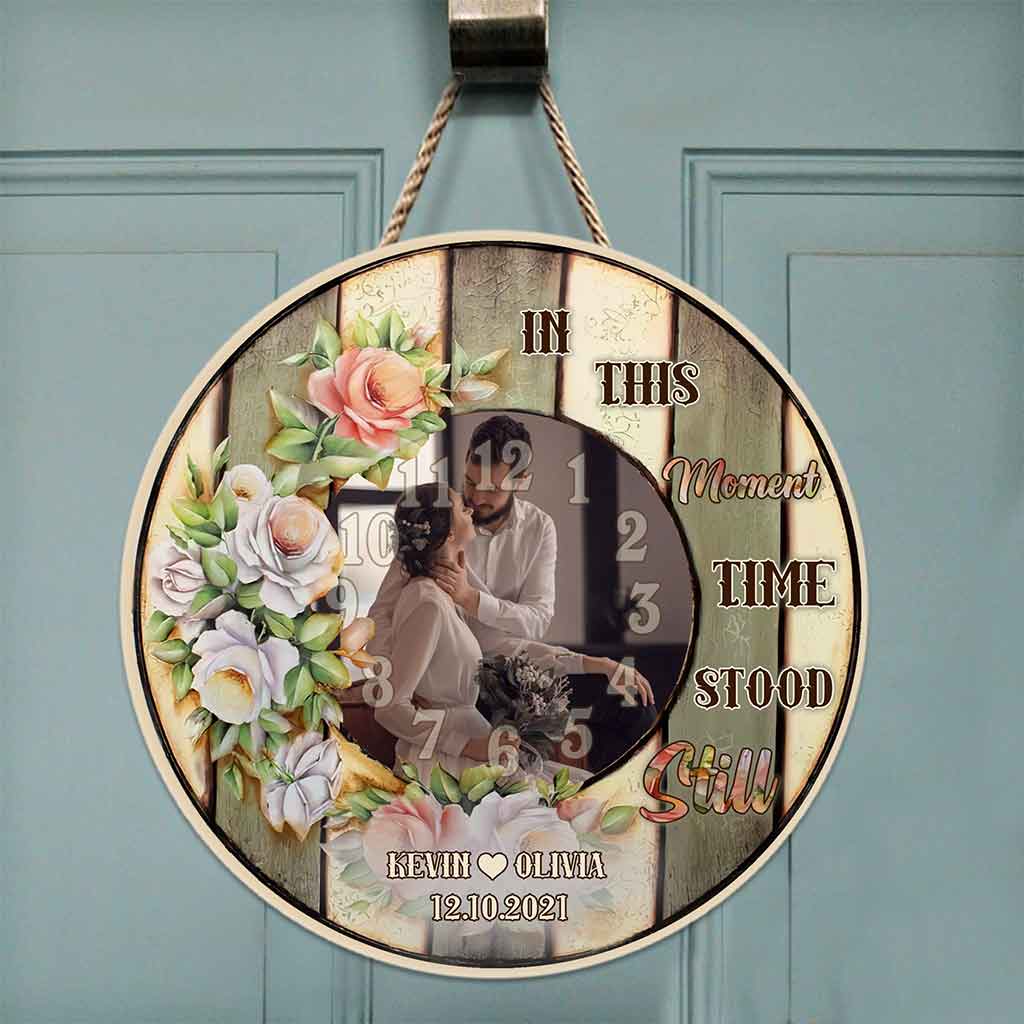 In diesem Moment stand die Zeit still – Personalisiertes rundes Holzschild für Paare