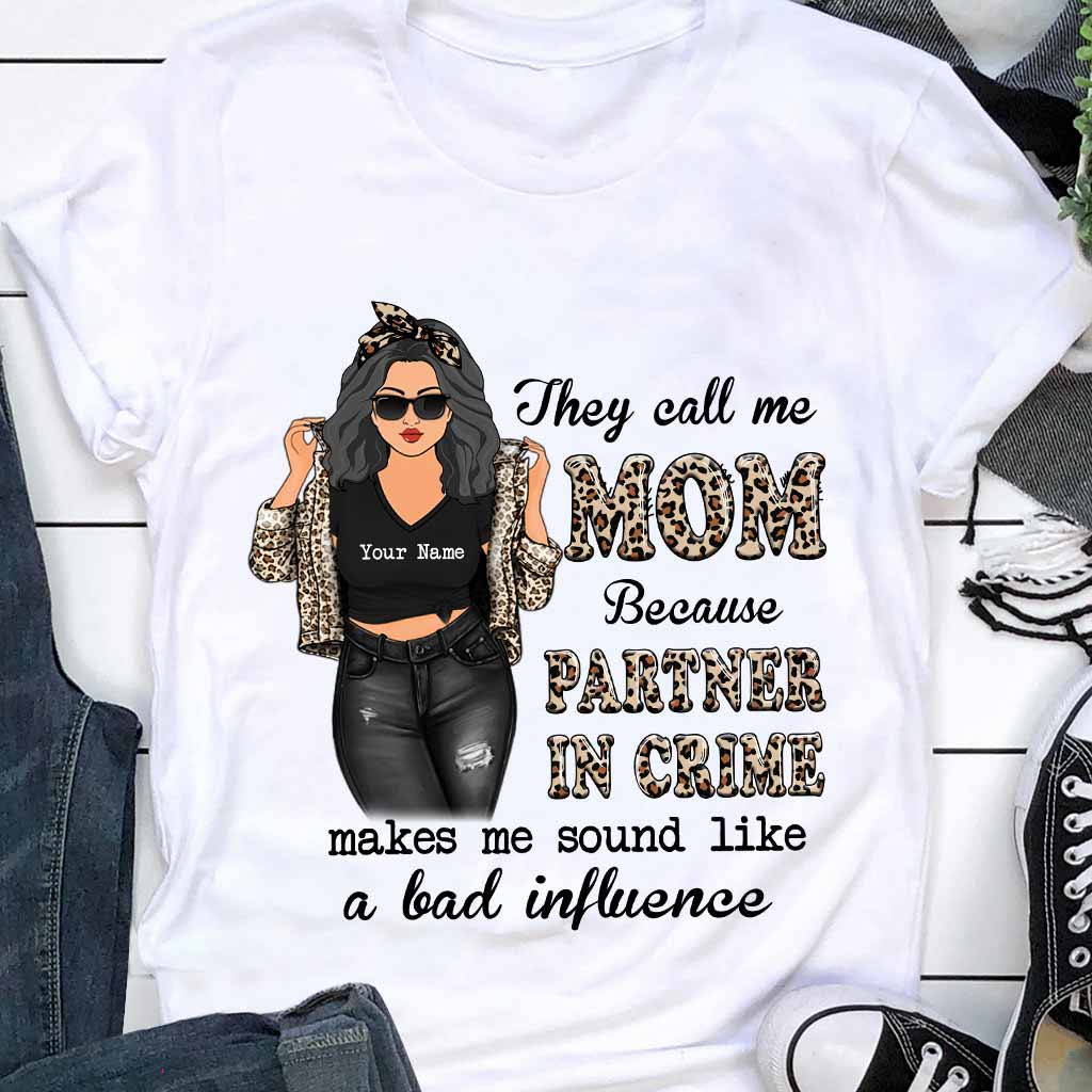 Sie nennen mich Mama, Komplizin – personalisiertes Muttertags-T-Shirt und Hoodie