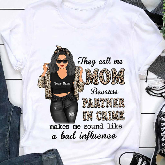 Sie nennen mich Mama, Komplizin – personalisiertes Muttertags-T-Shirt und Hoodie