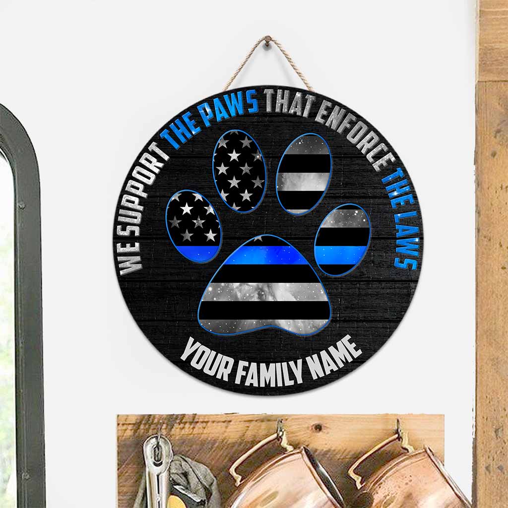 Unterstützt die Pfoten – Personalisiertes rundes Holzschild der Polizei