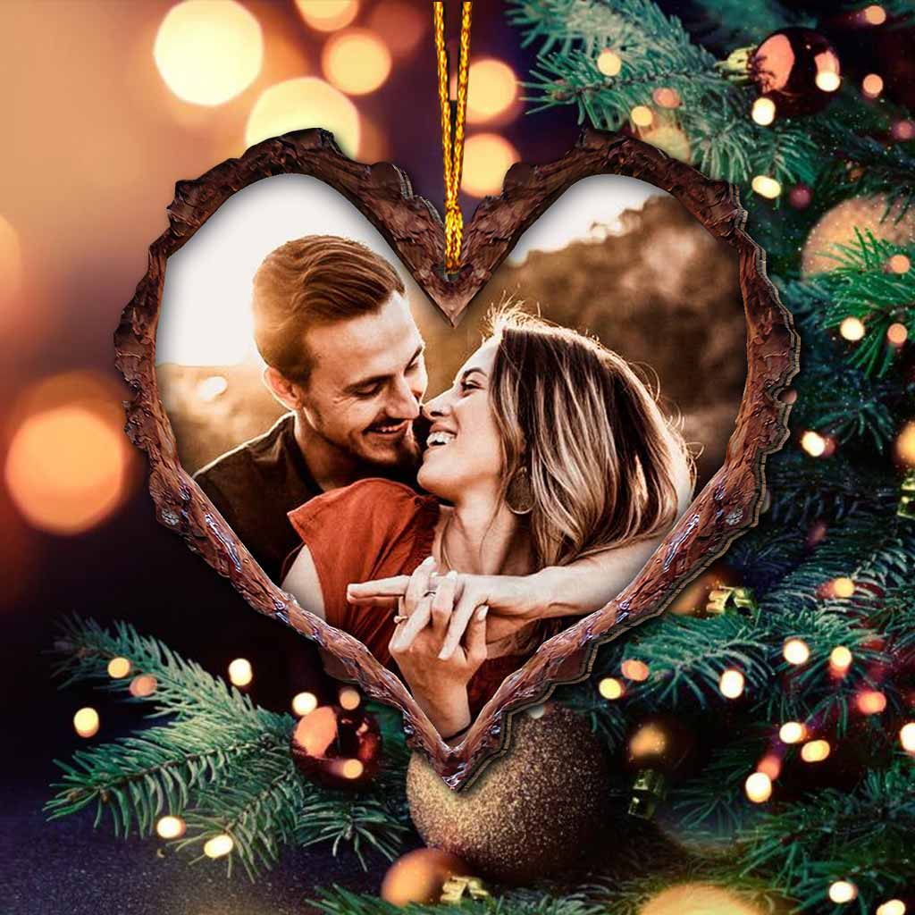 Geschnitztes Herz aus Holz – Personalisierter Weihnachtsschmuck für Paare (beidseitig bedruckt)