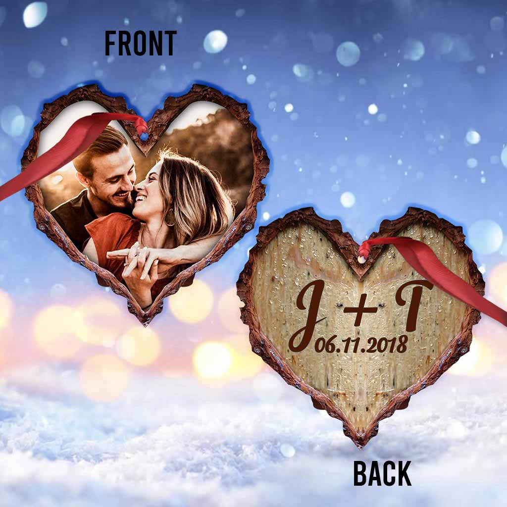 Geschnitztes Herz aus Holz – Personalisierter Weihnachtsschmuck für Paare (beidseitig bedruckt)