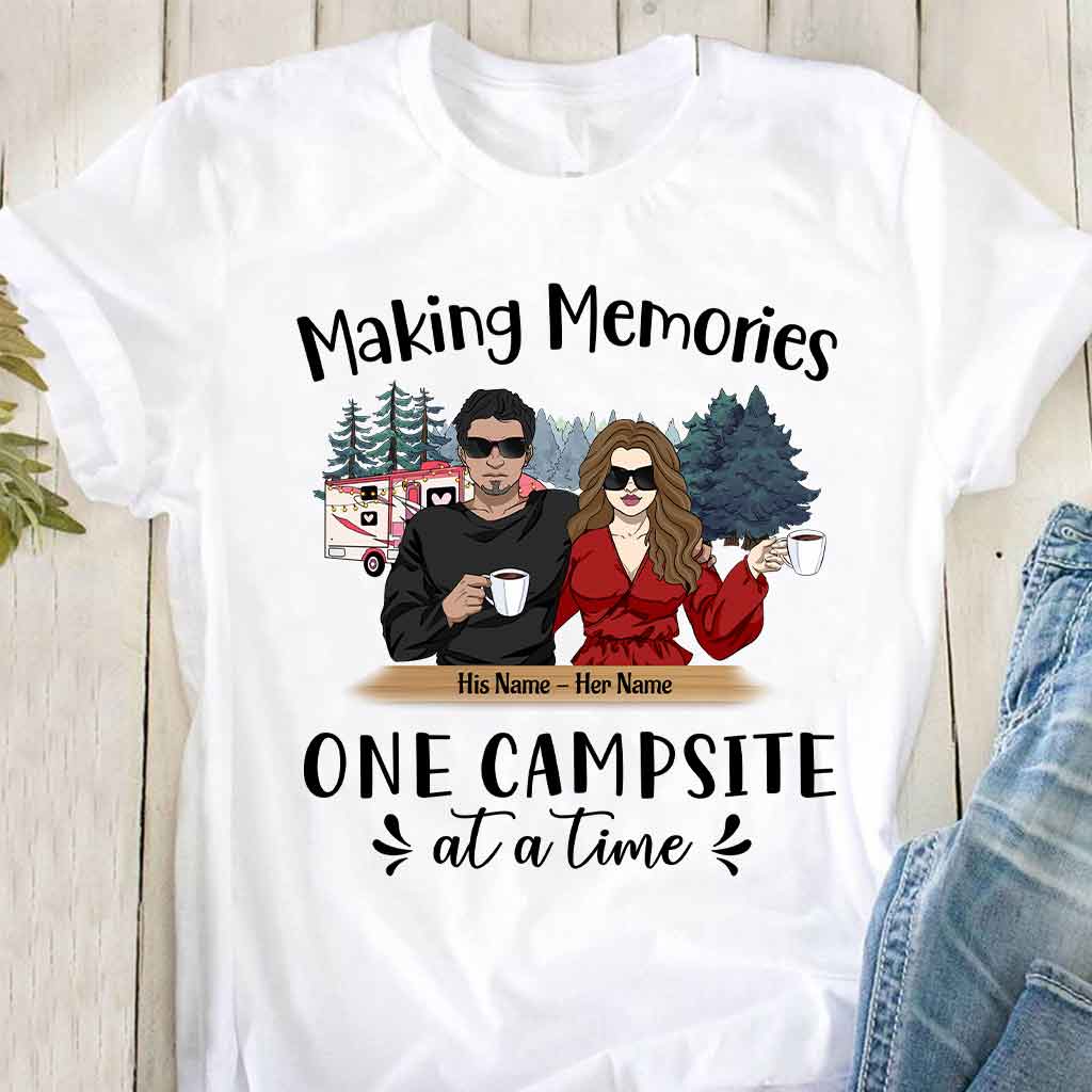 Nur wir zwei beim Camping – Personalisiertes T-Shirt und Hoodie