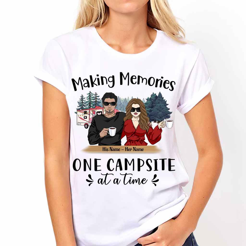 Nur wir zwei beim Camping – Personalisiertes T-Shirt und Hoodie