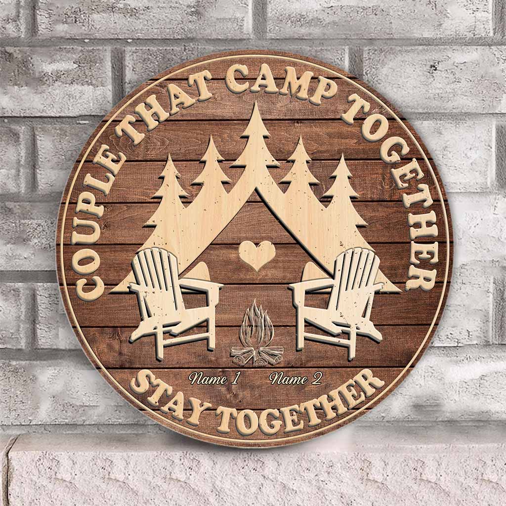 Gemeinsame Campingpaare bleiben zusammen – Personalisiertes rundes Camping-Holzschild