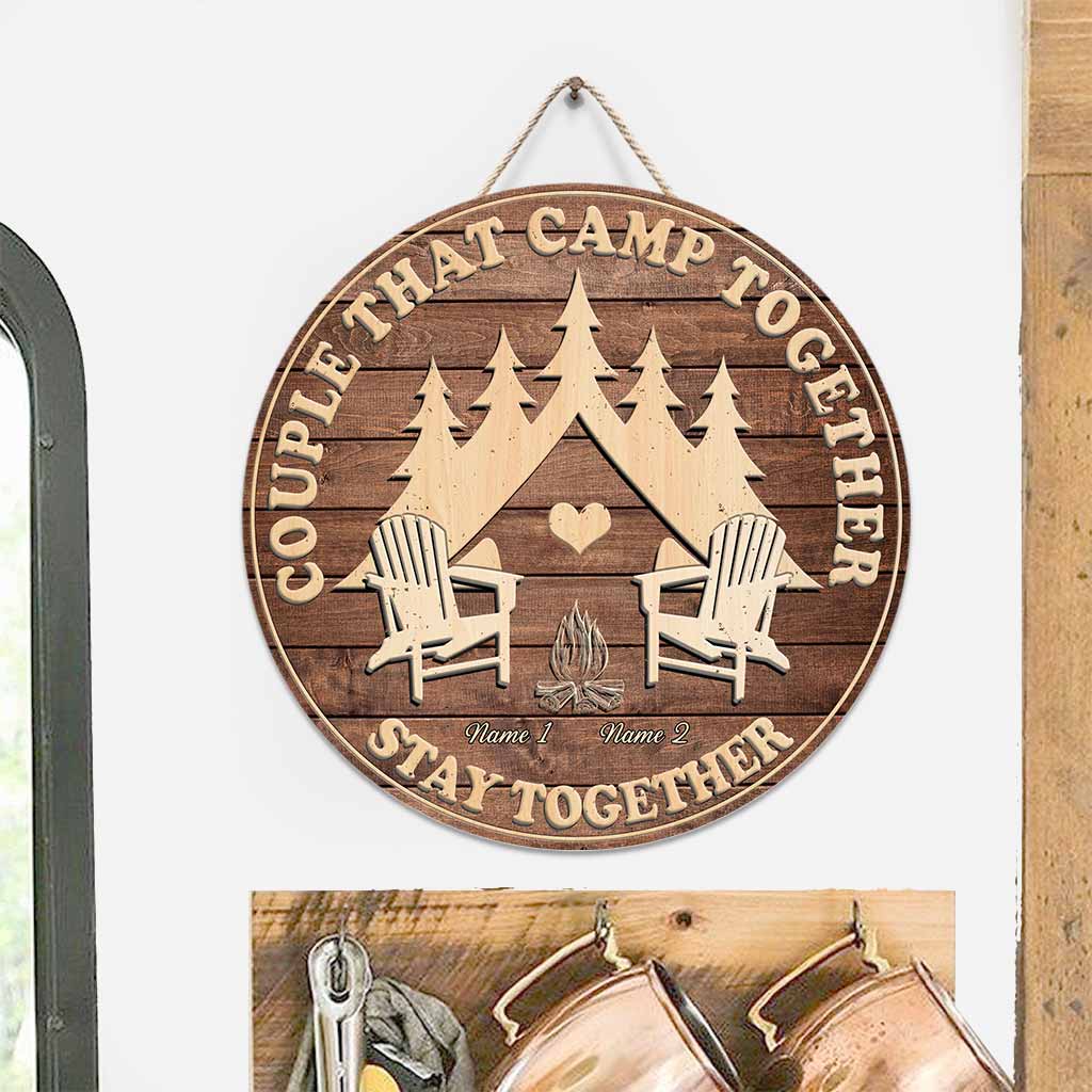 Gemeinsame Campingpaare bleiben zusammen – Personalisiertes rundes Camping-Holzschild