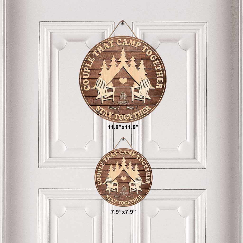 Gemeinsame Campingpaare bleiben zusammen – Personalisiertes rundes Camping-Holzschild