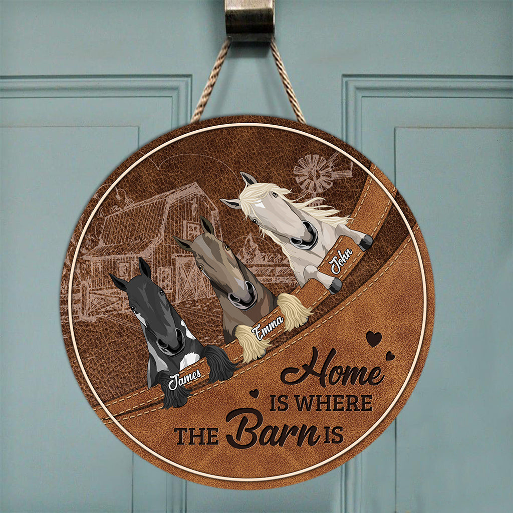 Pferd im Stall - Personalisiertes rundes Holzschild mit Pferd