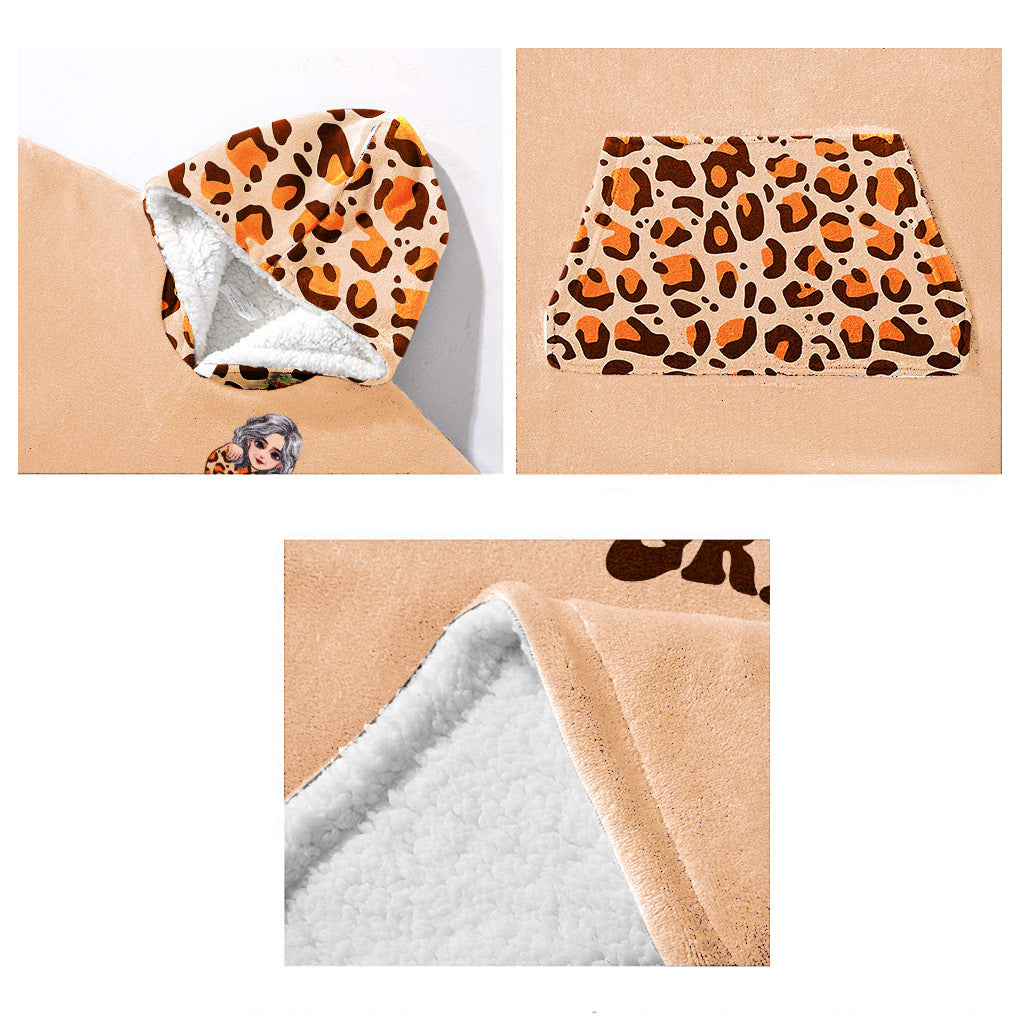 Oma, Oma, Oma – Personalisierte Oma-Decke mit Kapuze zum Muttertag