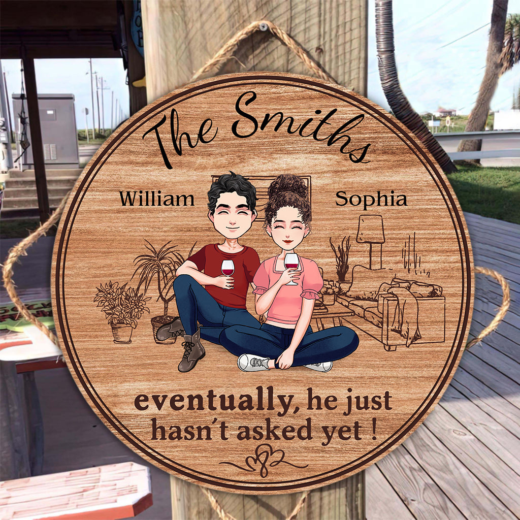 Letztendlich hat er einfach noch nicht gefragt – Personalisiertes rundes Holzschild für Ehemann und Ehefrau
