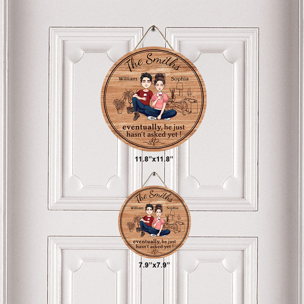 Letztendlich hat er einfach noch nicht gefragt – Personalisiertes rundes Holzschild für Ehemann und Ehefrau