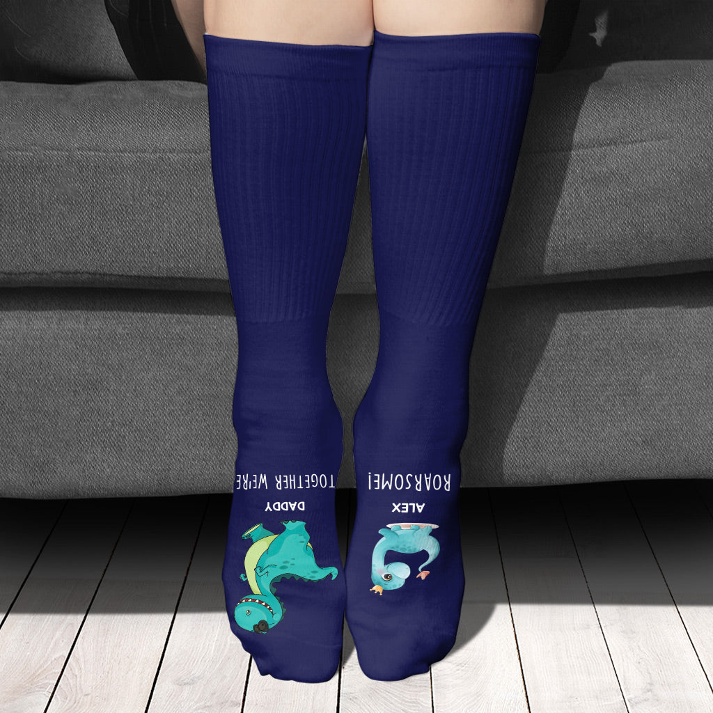 Gemeinsam sind wir brüllend gut – Geschenk für Papa, Oma, Opa, Mama, Onkel, Tante, Bruder, Schwester, Sohn, Tochter, Enkelin, Enkel, frischgebackene Mama, frischgebackener Papa – Personalisierte Socken