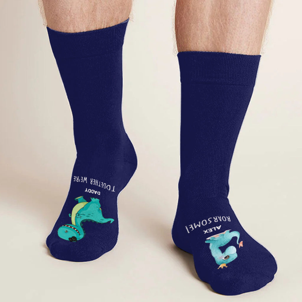 Gemeinsam sind wir brüllend gut – Geschenk für Papa, Oma, Opa, Mama, Onkel, Tante, Bruder, Schwester, Sohn, Tochter, Enkelin, Enkel, frischgebackene Mama, frischgebackener Papa – Personalisierte Socken