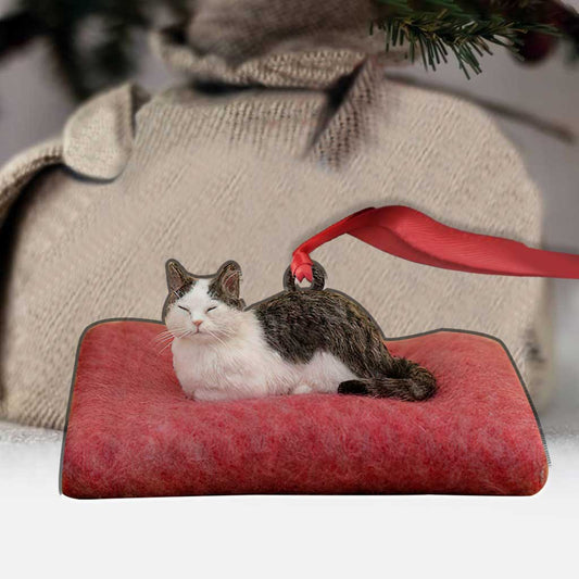 Kleines Fellknäuel – Weihnachtskatzen-Ornament (beidseitig bedruckt)