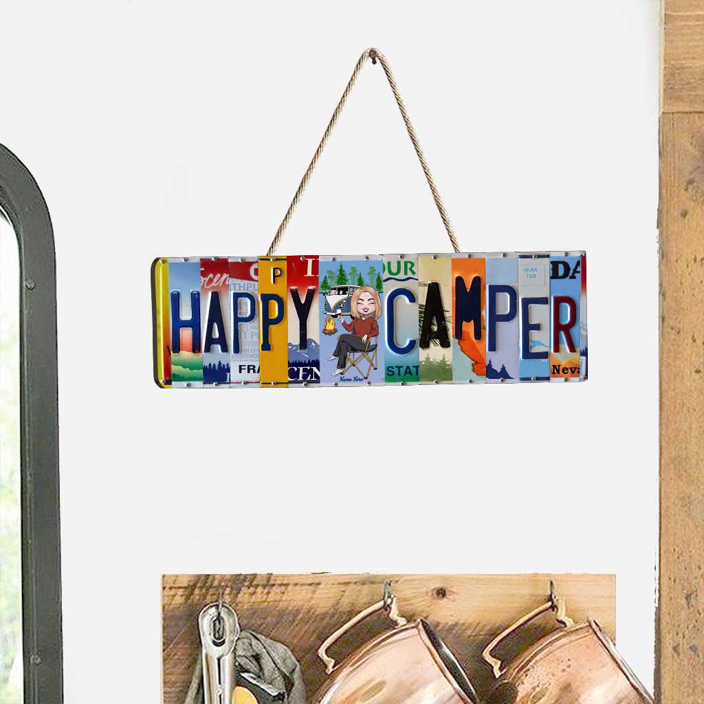 „Happy Camper“-Kennzeichen – personalisiertes Camping-Holzschild mit Metallmusterdruck