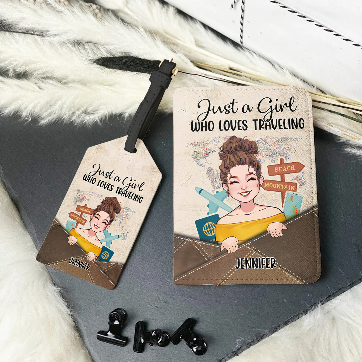 Einfach ein Mädchen, das Reisen liebt – Personalisierter Reisegepäckanhänger und Passhülle aus Leder