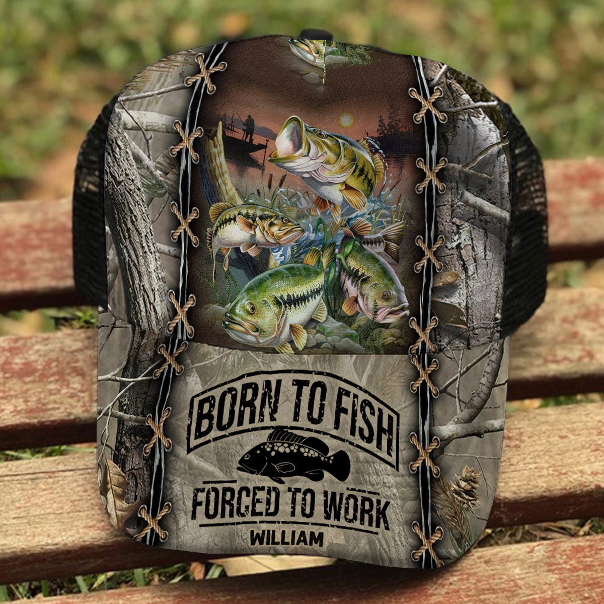 Zum Angeln geboren, zum Arbeiten gezwungen – Personalisierte Angel-Truckerkappe (Schwarzes Netzgewebe)