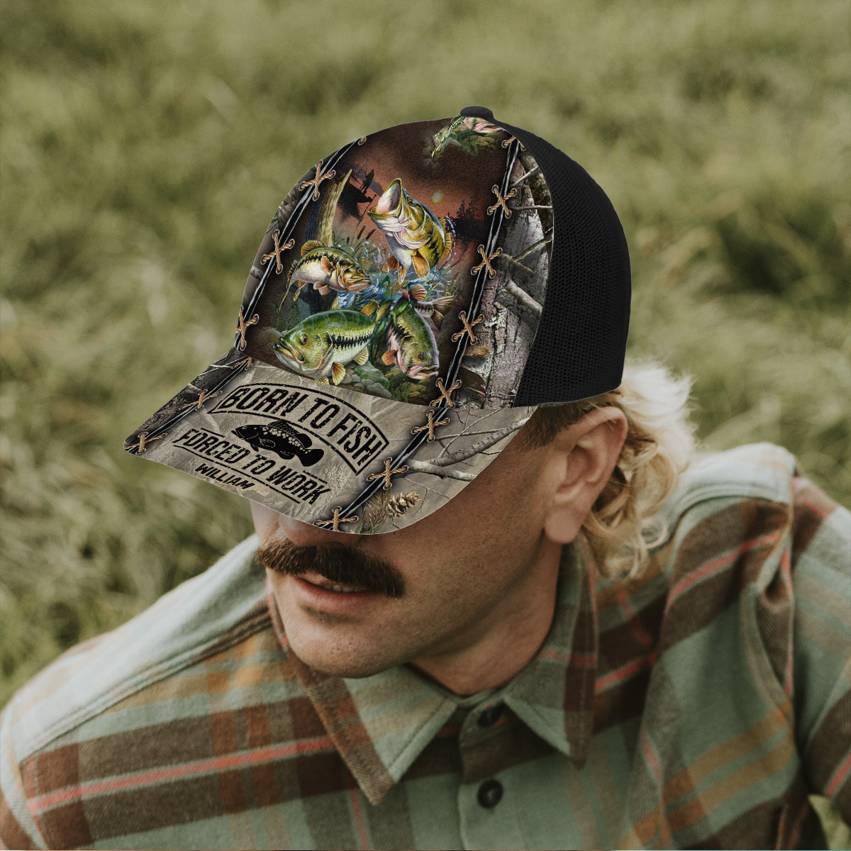 Zum Angeln geboren, zum Arbeiten gezwungen – Personalisierte Angel-Truckerkappe (Schwarzes Netzgewebe)