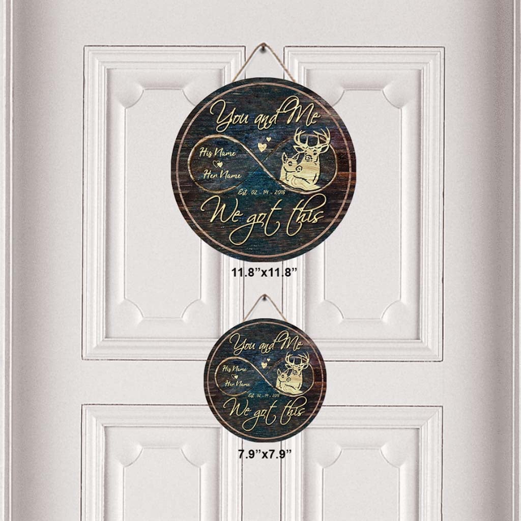 Du und ich, wir schaffen das – Personalisiertes rundes Holzschild „Paar auf der Jagd“
