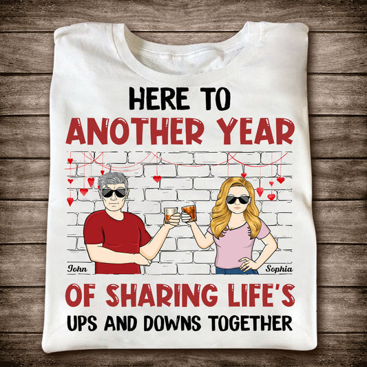 Auf ein weiteres Jahr voller gemeinsamer Erlebnisse – personalisiertes Pärchen-T-Shirt und Hoodie