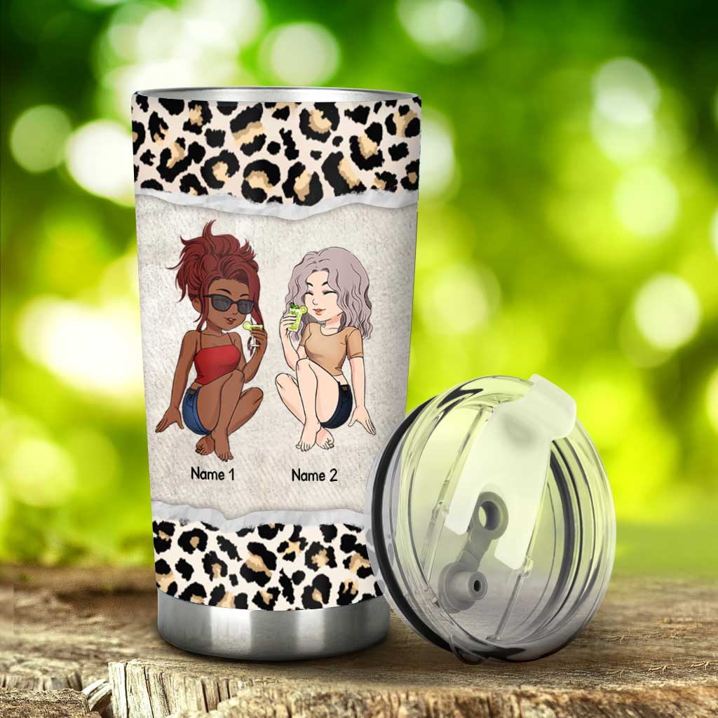 Freunde und Alkohol – der Kitt, der das Chaos zusammenhält – personalisierter Bestie-Becher