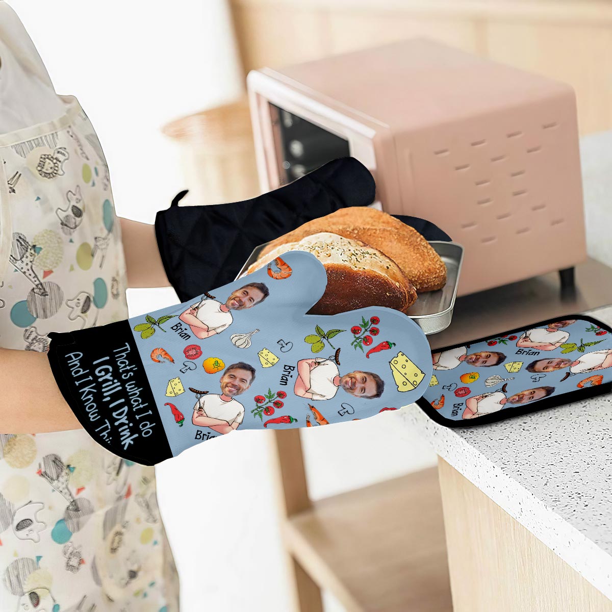 Ich grille, ich trinke und ich weiß Dinge – Personalisiertes Topflappen- und Ofenhandschuh-Set für Väter