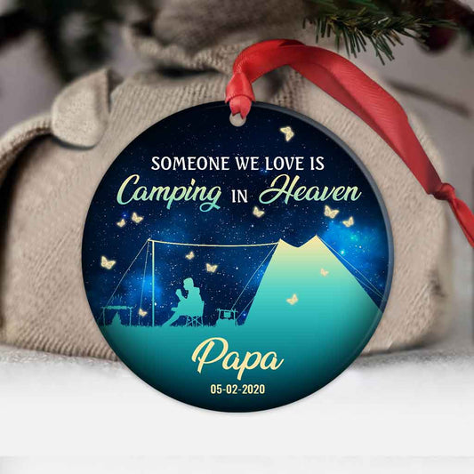 Jemand, den wir lieben, campt im Himmel - Personalisierter Weihnachtsschmuck (beidseitig bedruckt)