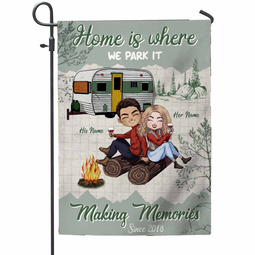 Zuhause ist, wo wir parken – Erinnerungen schaffen – Personalisierte Camping-Gartenflagge für Paare