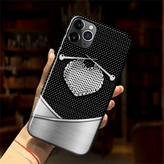 Handyhülle mit Strickmuster und Metallmotiv 062021