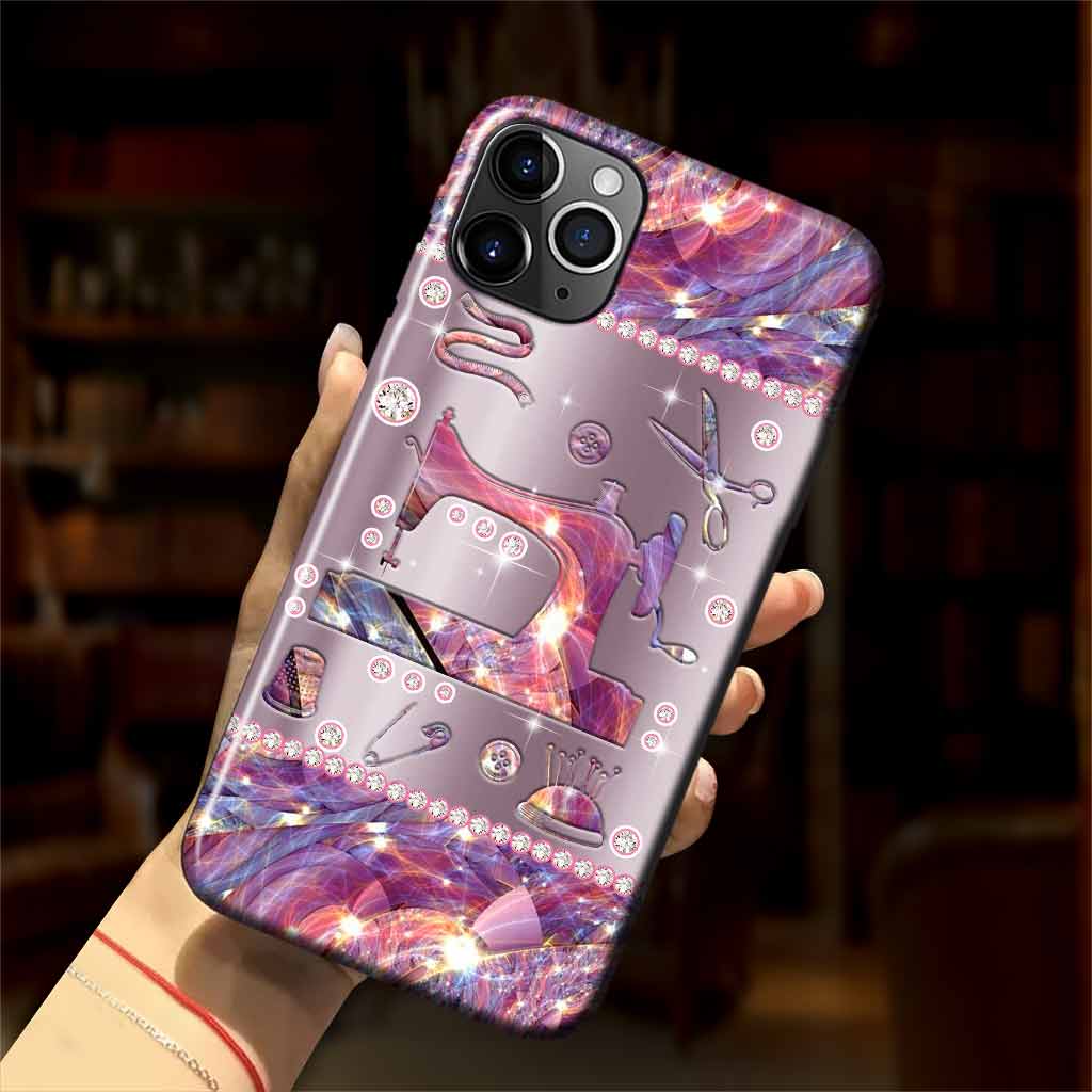 Handyhülle mit Metallmuster und Nähmotiv 062021