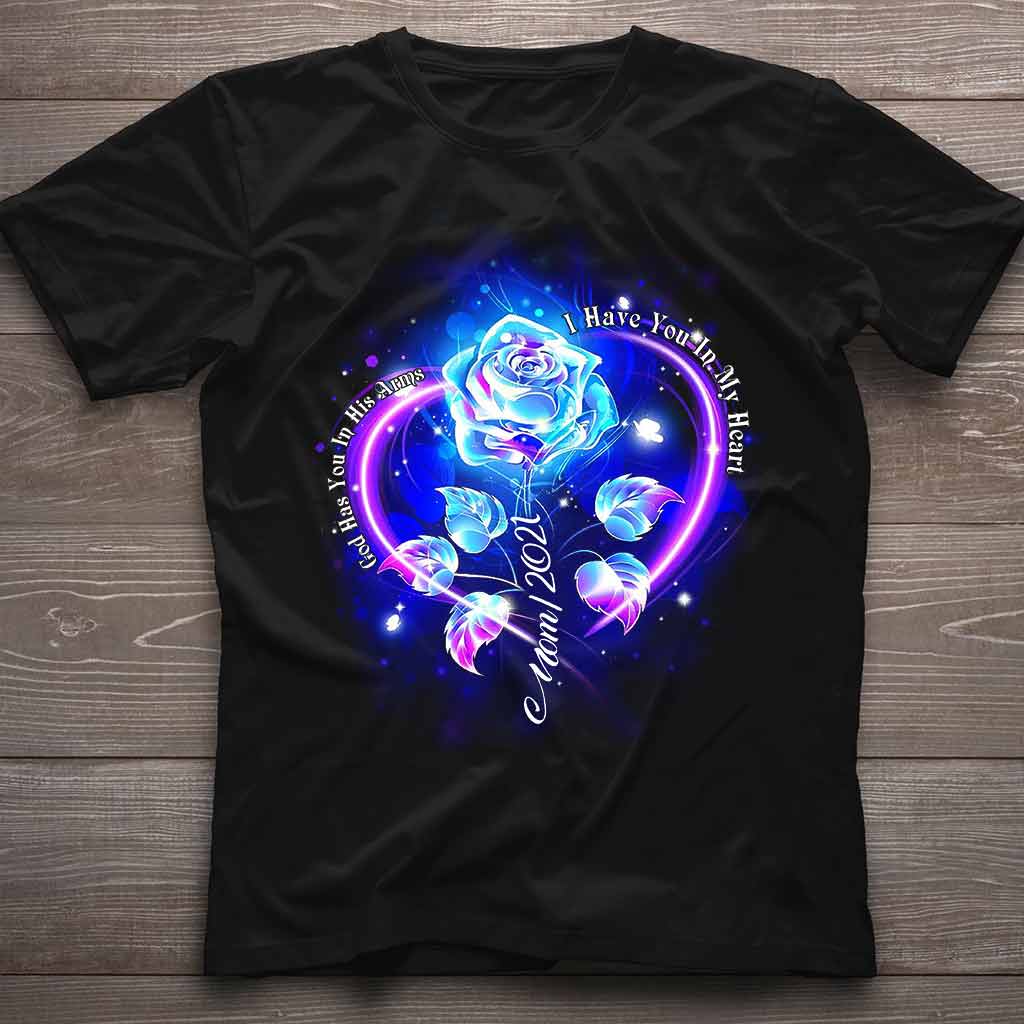 Gott hält dich in seinen Armen, ich trage dich in meinem Herzen – Personalisiertes Gedenk-T-Shirt und Hoodie