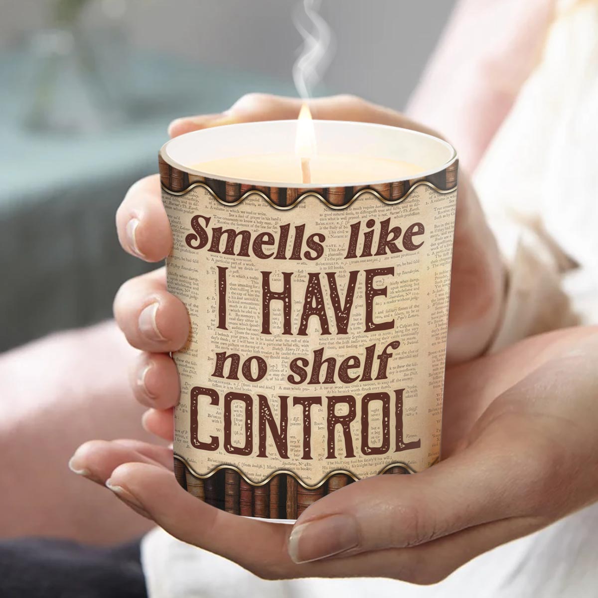 Riecht, als hätte ich keine Regalkontrolle – Personalisierte Buchkerze mit Holzdeckel
