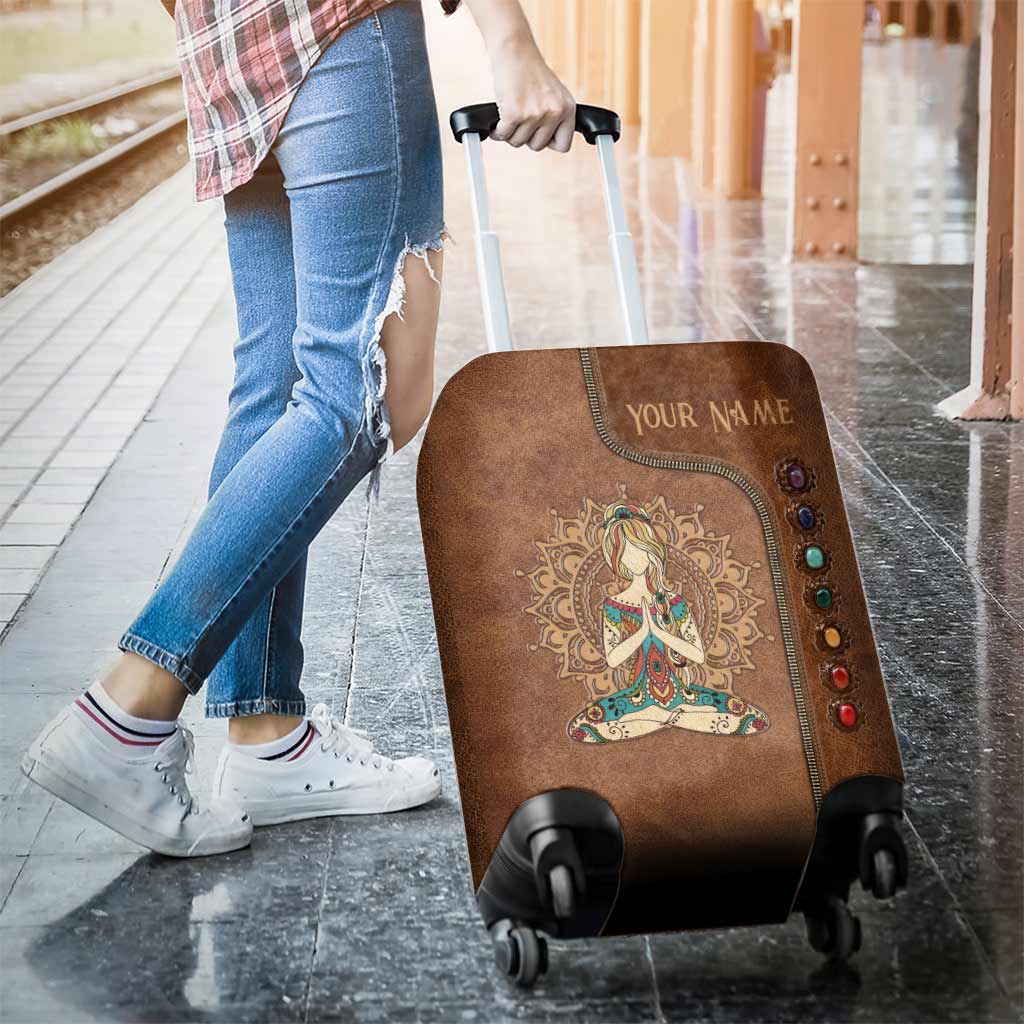 Das Abenteuer beginnt – Personalisierte Yoga-Gepäckhülle mit Ledermuster