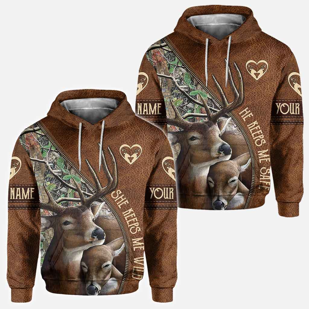Sie hält mich wild, er hält mich sicher – Personalisiertes T-Shirt und Hoodie für Paare auf der Jagd.