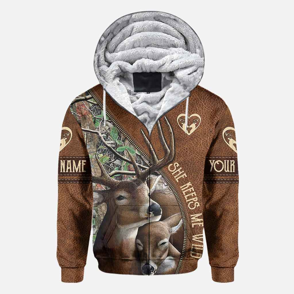 Sie hält mich wild, er hält mich sicher – Personalisiertes T-Shirt und Hoodie für Paare auf der Jagd.