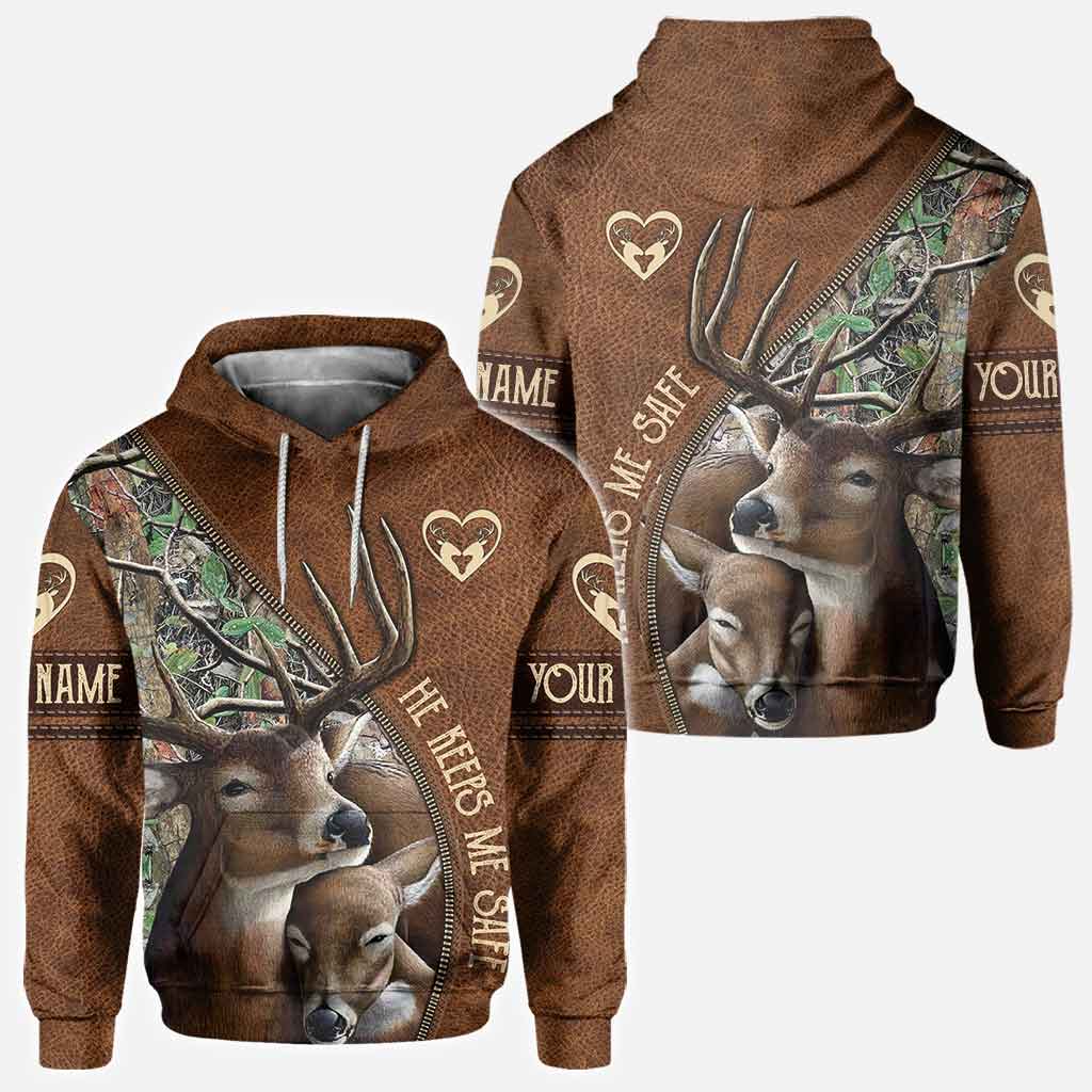 Sie hält mich wild, er hält mich sicher – Personalisiertes T-Shirt und Hoodie für Paare auf der Jagd.