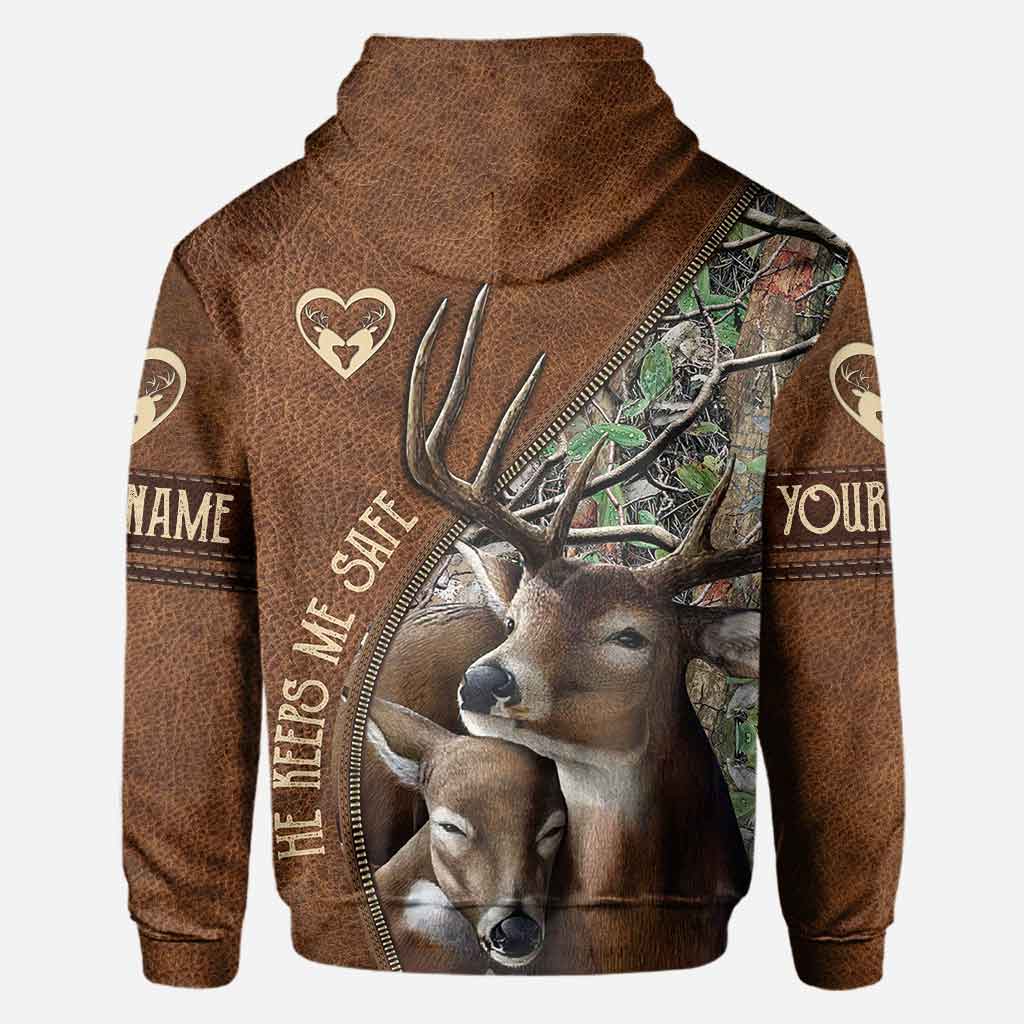 Sie hält mich wild, er hält mich sicher – Personalisiertes T-Shirt und Hoodie für Paare auf der Jagd.