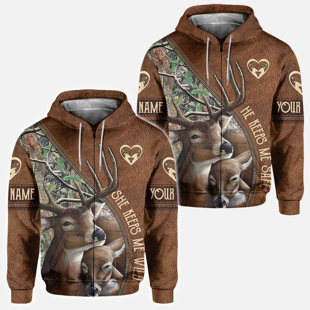 Sie hält mich wild, er hält mich sicher – Personalisiertes T-Shirt und Hoodie für Paare auf der Jagd.