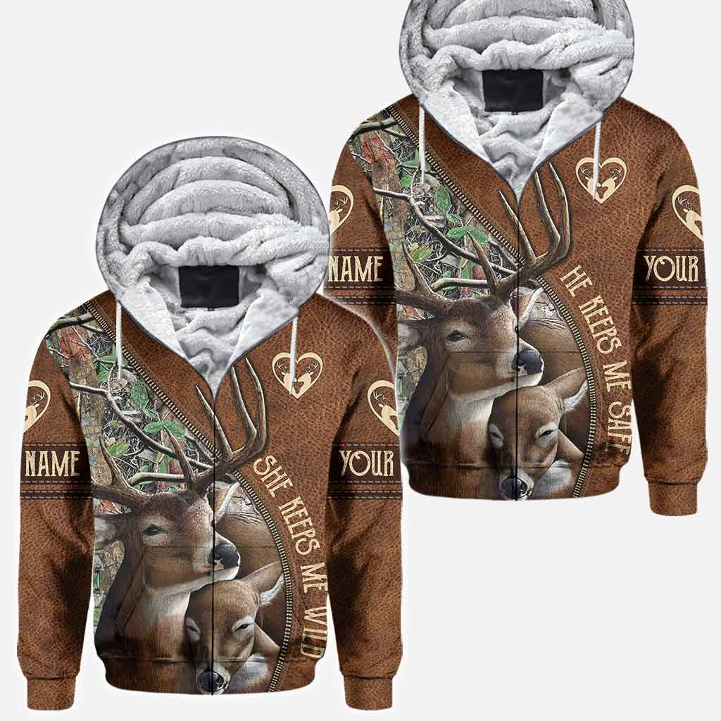 Sie hält mich wild, er hält mich sicher – Personalisiertes T-Shirt und Hoodie für Paare auf der Jagd.