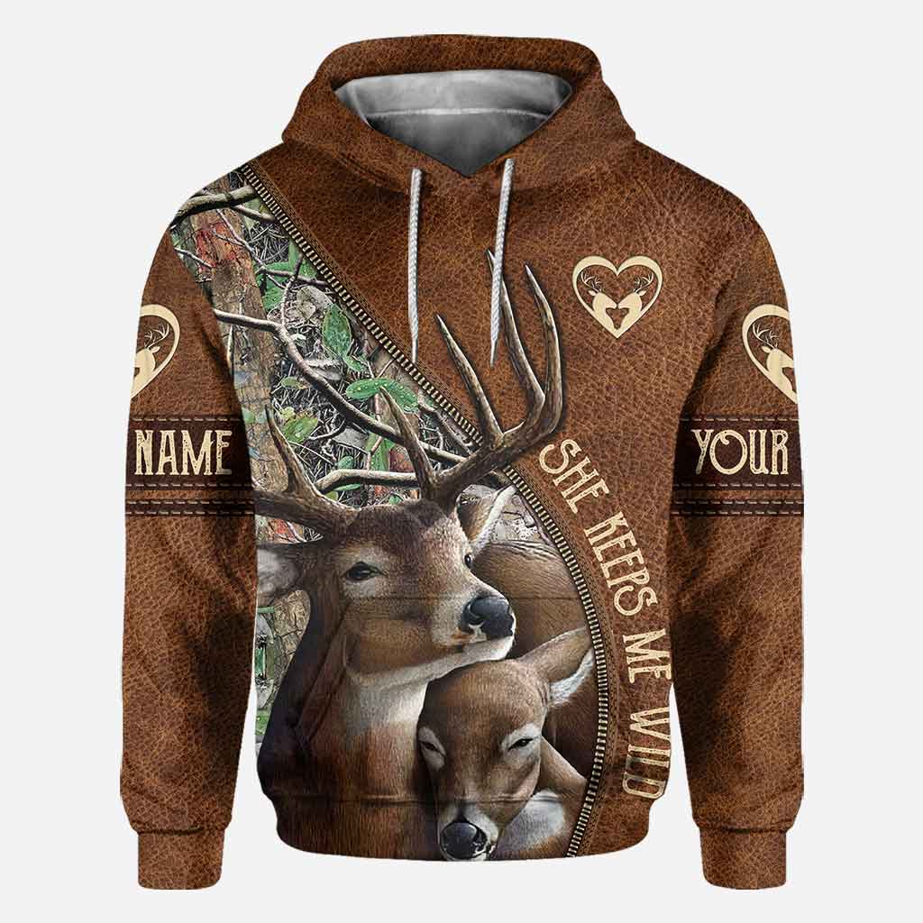 Sie hält mich wild, er hält mich sicher – Personalisiertes T-Shirt und Hoodie für Paare auf der Jagd.