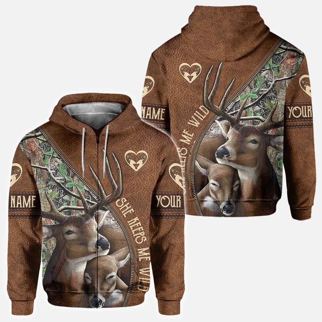 Sie hält mich wild, er hält mich sicher – Personalisiertes T-Shirt und Hoodie für Paare auf der Jagd.