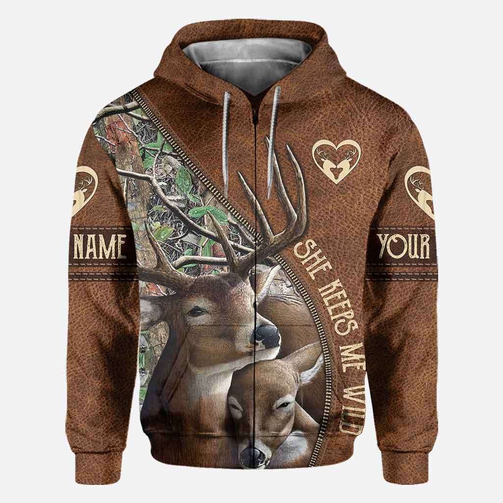 Sie hält mich wild, er hält mich sicher – Personalisiertes T-Shirt und Hoodie für Paare auf der Jagd.