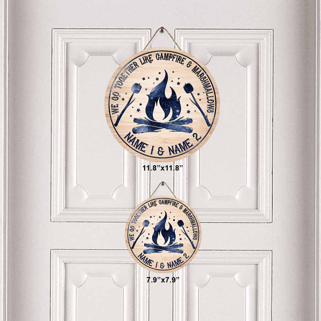 Wir gehören zusammen – Personalisiertes rundes Holzschild fürs Camping