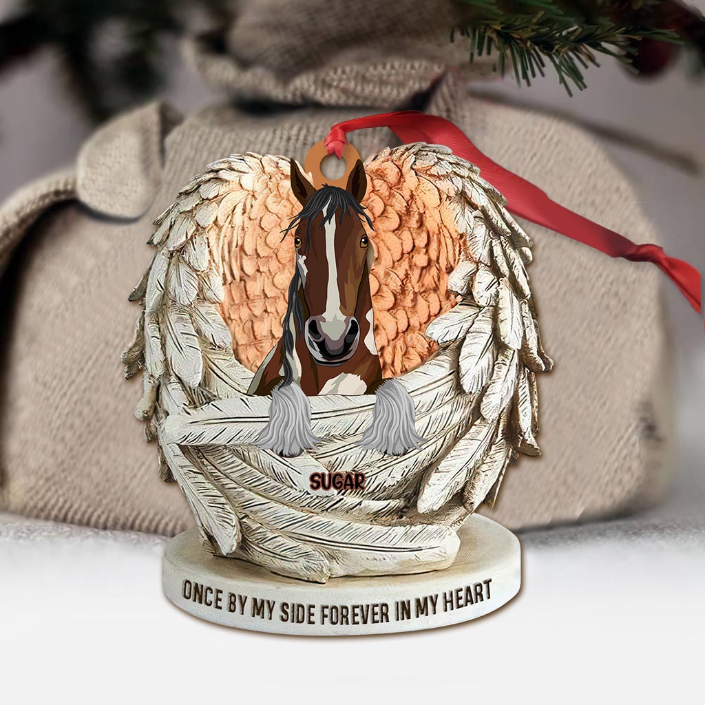 Für immer in unseren Herzen – Personalisierter Weihnachtsbaumschmuck in Pferdeform (beidseitig bedruckt)