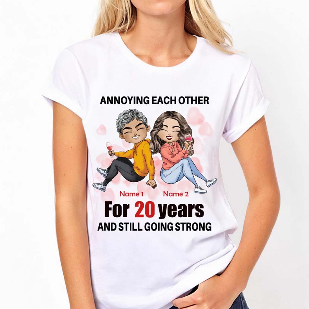 Ehepaar ärgert sich gegenseitig – Personalisiertes Partner-T-Shirt und Hoodie