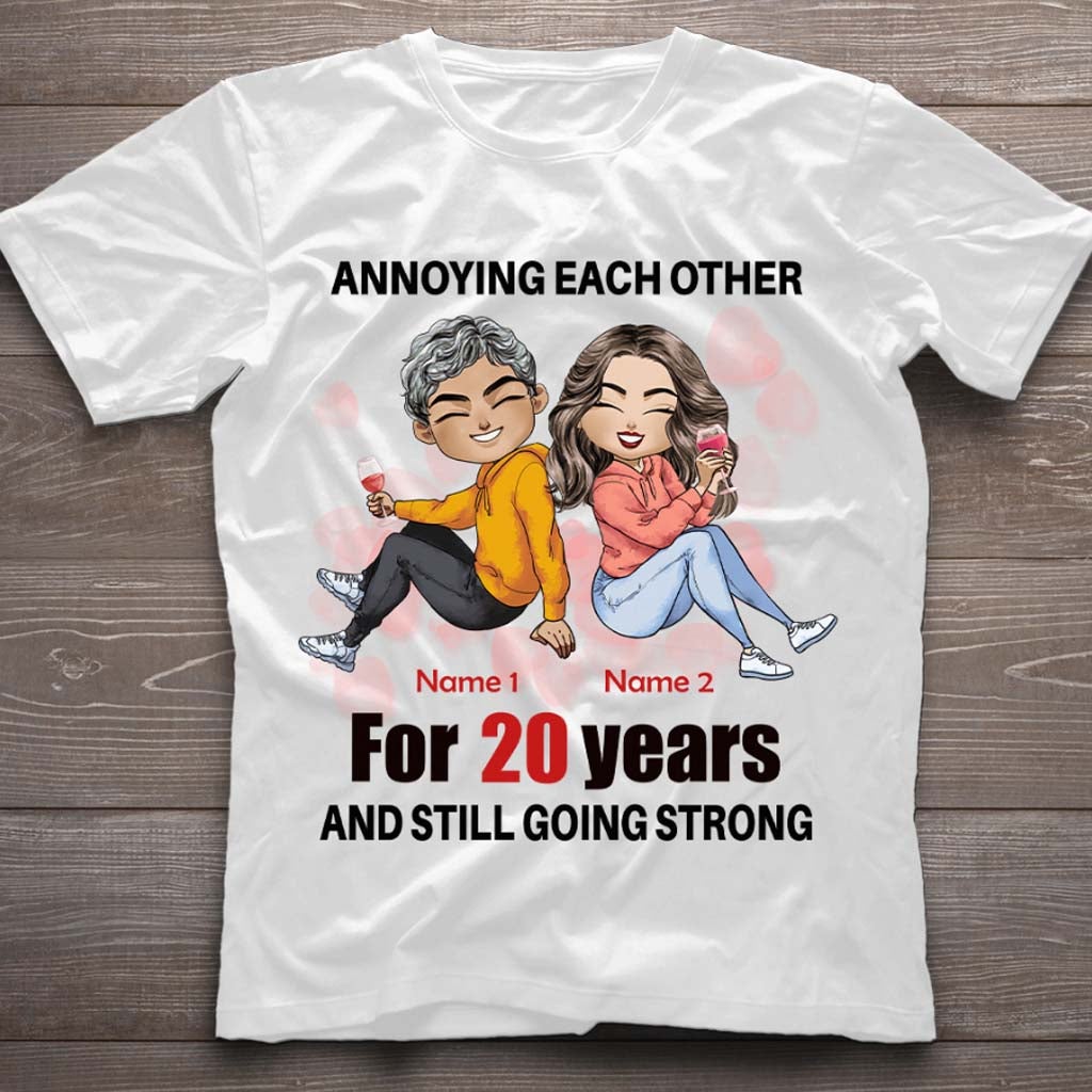 Ehepaar ärgert sich gegenseitig – Personalisiertes Partner-T-Shirt und Hoodie